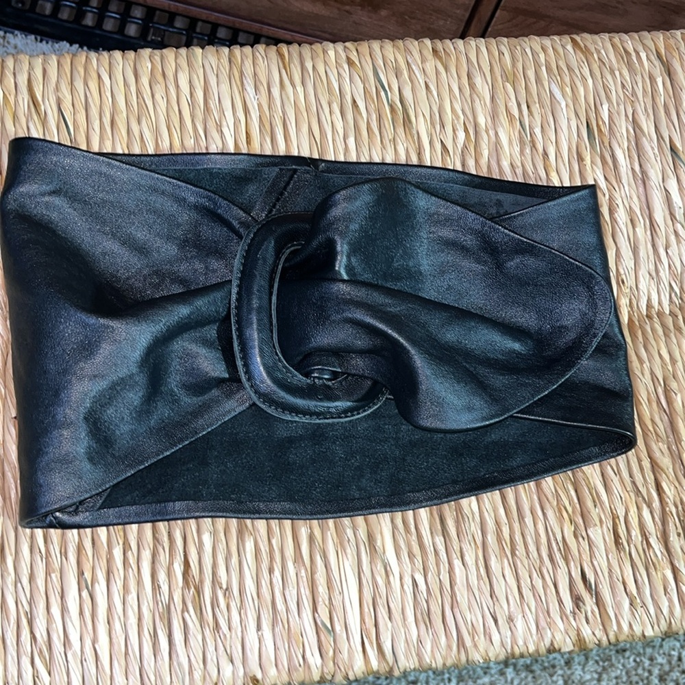 Beautiful soft leather (wide belt) black size small. Stunning